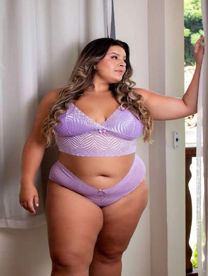 Conjunto Lingerie Plus Size De Renda Cropped e Calcinha Short Sexy